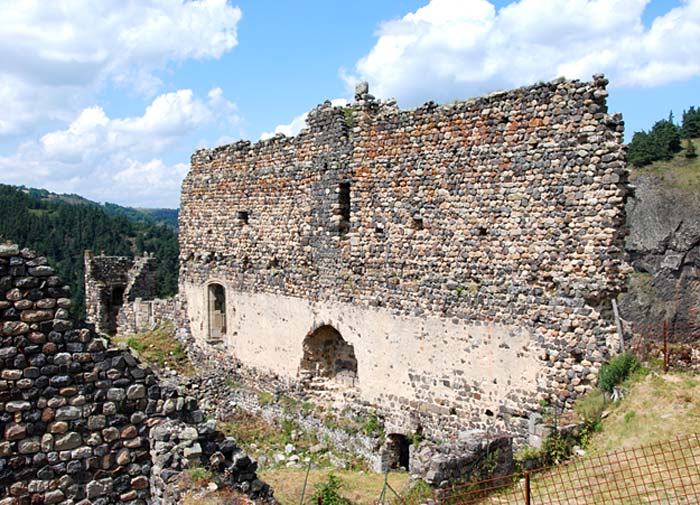 Chteau d'Arlempdes : Mur du fond du corps de logis nord-est. À gauche, la tour des latrines