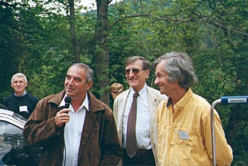 De gauche à droite, MM. Jean-Paul ROCHE, Maire de Usclades et Rieutord, Guy DELUBAC, 					président de la Sauvegarde, Michel CARLAT, historien, organisateur de la sortie.