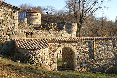Château de Craux : Le porche d'entrée dans la cour des communs