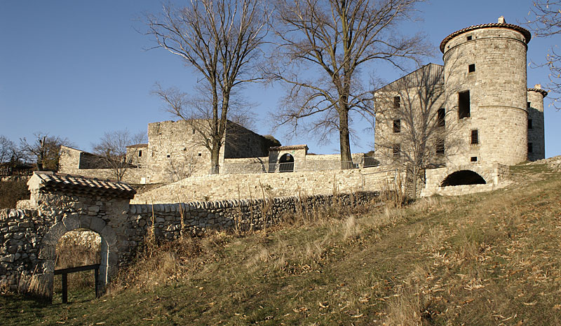 Château de Craux - Ensemble des bâtiments vu de l'ouest avec, au premier plan, le mur et l'entrée des jardins.