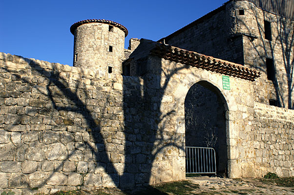 Château de Craux - Porche d'entrée dans la cour d'honneur