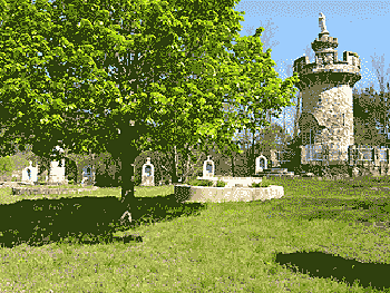 Rosaire de Gravières : Une partie des oratoires, avec la chapelle en forme de tour crénelée