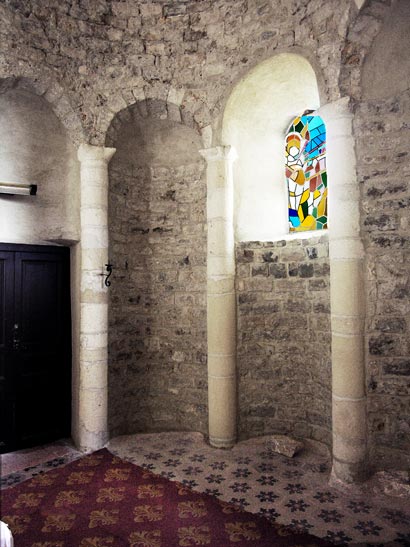 L'abside est décorée de niches creusées dans le mur 