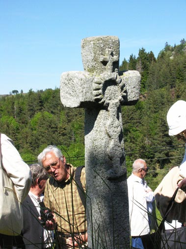 Croix sculptée près du cimetière de Borée