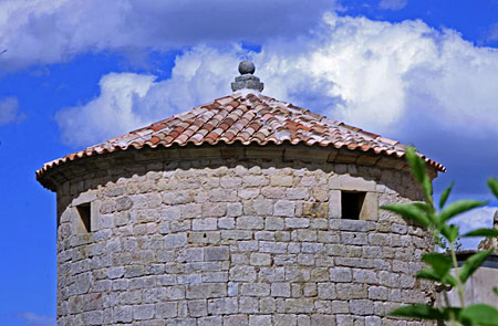 La toiture de la tour restaurée