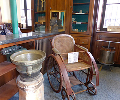 Pharmacie de l'hôpital : fauteuil et mortier