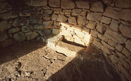 Intérieur d'une cabane avec ouverture de la citerne