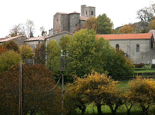 L'église en haut du village