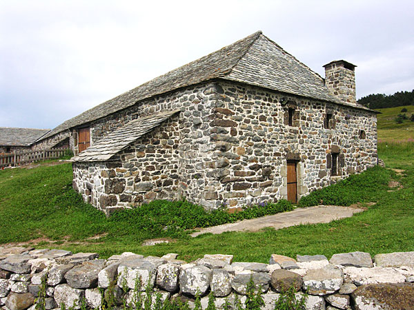 Dans la ferme de Bourlatier, l'habitation
                  se situait en partie basse, à l'extrémité
                  du bâtiment, en prolongement de l'étable.