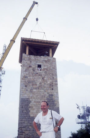 Travaux de restauration de la tour de Brison : Mise en place de la toiture (2)