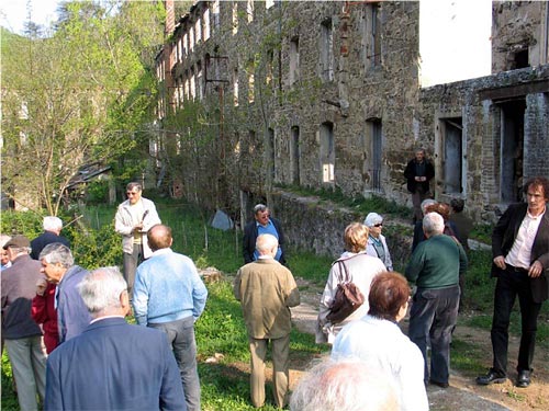 Devant l'ancien moulinage de Vernosc