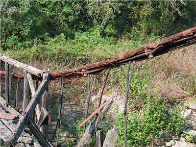 Pont de Moulin-sur-Cance : Détail d'un câble formé de fils de fer fins, parallèles,
                      non torsadés et ligaturés entre eux.