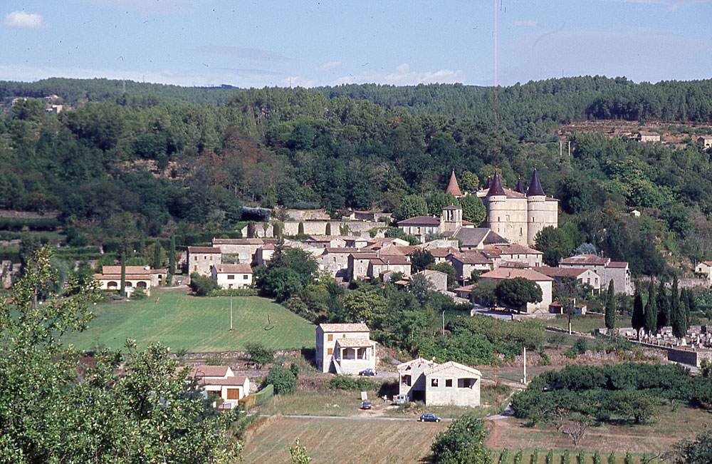 Le village de Chambonas, l'�glise et le ch�teau