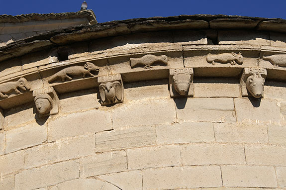 Église de Chambonas : Modillons de l'abside