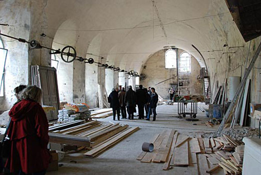 Grande salle du rez-de-chauss�e de l'ancien moulinage de Bellevue � Charmes