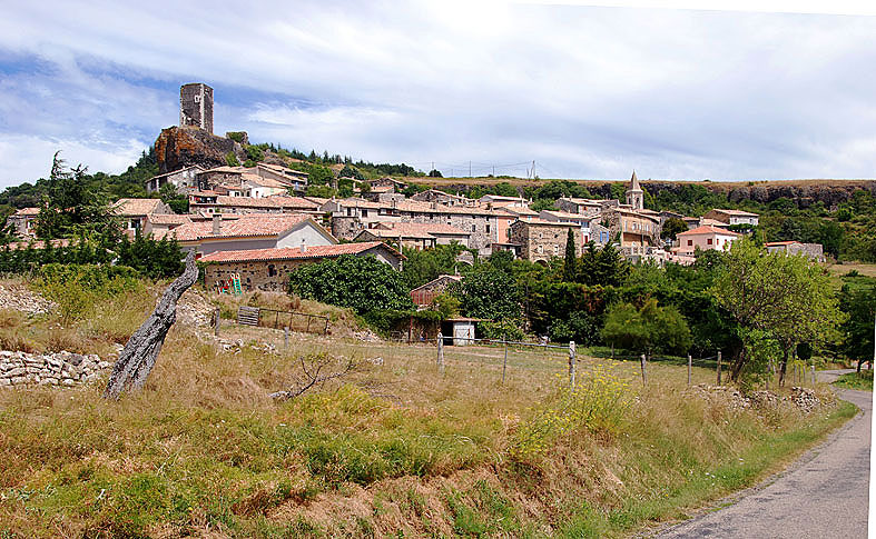 Mirabel - Vue générale du village au pied de la falaise basaltique