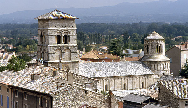 Cruas : L'abbatiale vue du vieux village