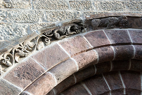 porche de l'église d'Issarlès après restauration