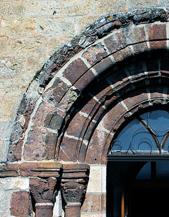 porche de l'église d'Issarlès avant restauration