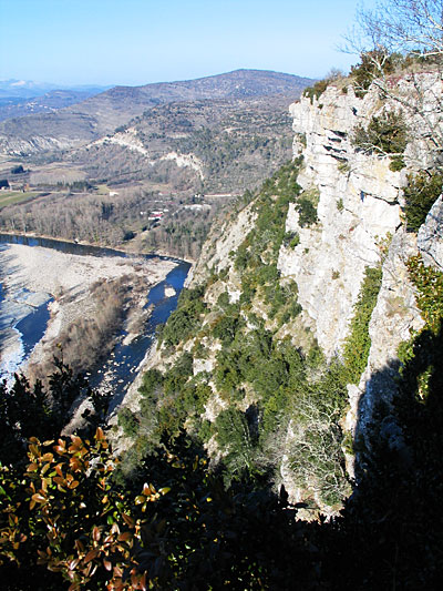 Autre vue de la falaise de Jastres et l'Ardèche