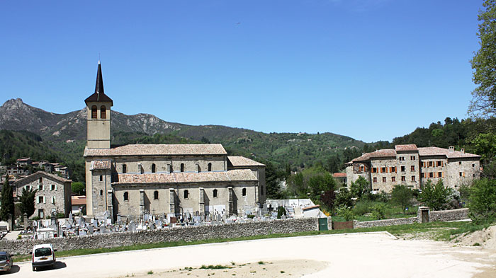 Jaujac : L'église Saint-Bonnet et le château de Castrevieille