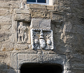 Au-dessus de la porte, probablement les armes de la famille de La Tour de Beins