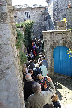 à l'intérieur du village de Lanas