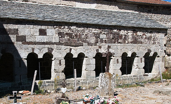 Abbaye de Mazan : galerie occidentale du cloître