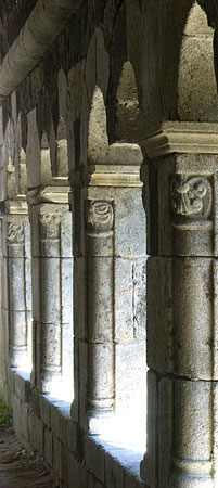 Abbaye de Mazan : Intérieur de la galerie du cloître