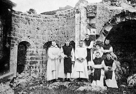 Jeunes moines en visite à Mazan. L'effondrement des vo�tes du chevet est achevée.