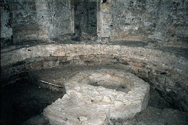 Ancienne église de Meysse : piscine baptismale