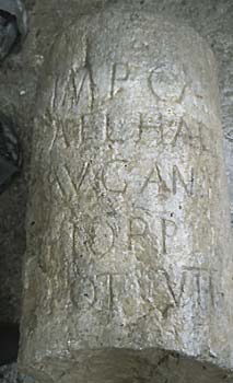 Cruas : Milliaire d'Antonin trouvé en 1999 au chevet de l'église, peut-�tre le XV.