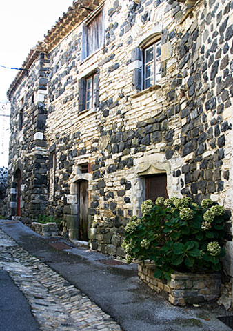 Mirabel - Façade en pierres de basalte et de calcaire