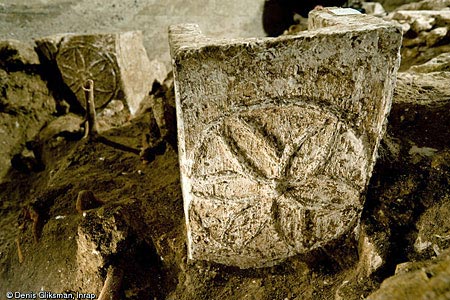 Rosaces sur sarcophages mérovingiens