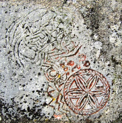 Chapelle Saint-André de Mitroys : Pierre de remploi présentant une rosace à six pétales