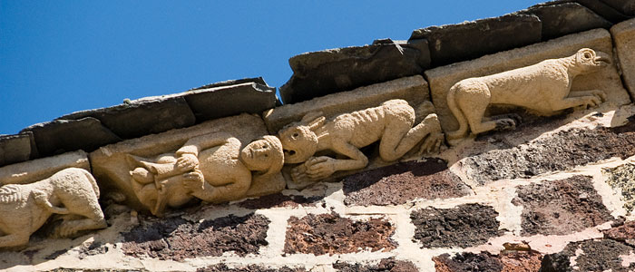 Abbatiale Saint-Chaffre du Monastier - Détail de la frise du fronton de la façade occidentale