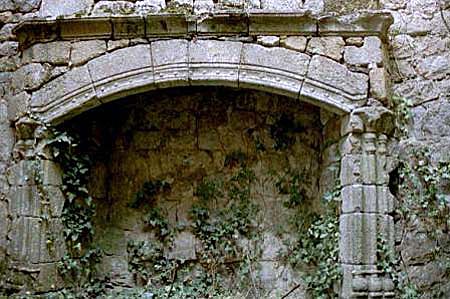 Vestige d'une cheminée dans le château de Pourcheyrolles