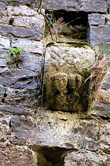 Montpezat-sous-Bauzon : Vestige dans le château de Pourcheyrolles