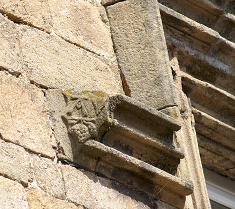 Pradelles : Détail de la façade de la maison de la famille Vigne