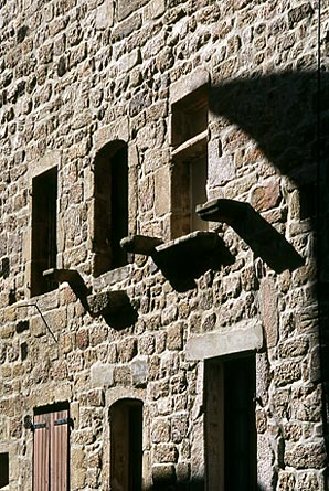 Pradelles : Maison avec tablettes encastrées dans la façade