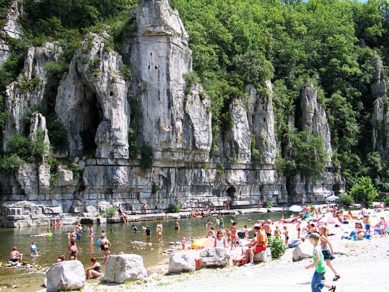 Les falaises dominant la rivière Baume