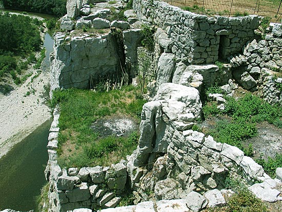 Les jardins sont aménagés sur la falaise aux limites extrêmes du vide