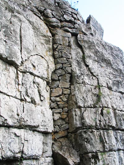 Les vides existant entre les reliefs verticaux de la falaise sont fermés par des murs de soutènement