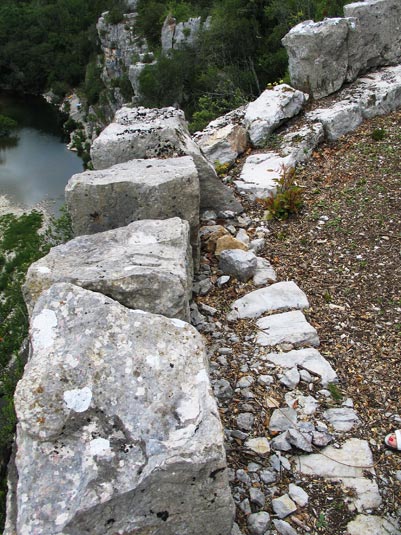 Gros blocs formant garde-corps