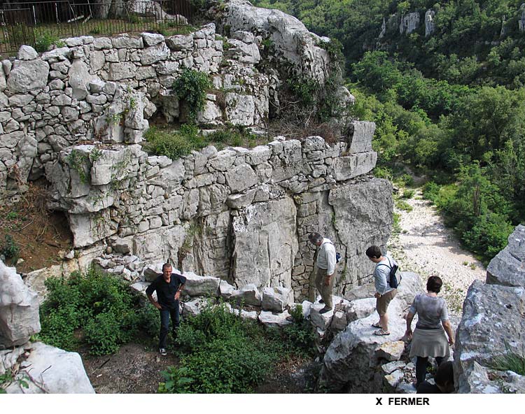 Image montrant les murs de soutènement élevés dans les creux de la falaise.
