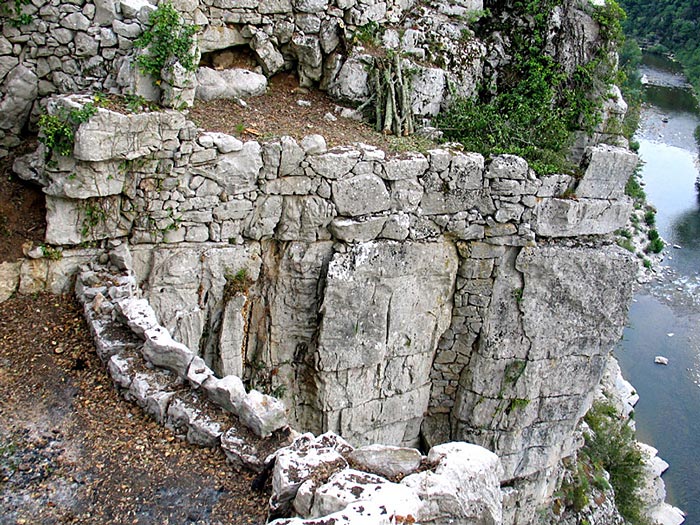 De gros blocs de roche calcaire ont été déplacés par ripage. Une fissure importante à été comblée à partir du bas pour retenir les terres de la terrasse.