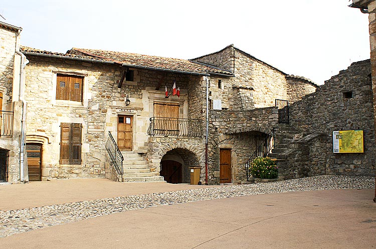 Lachapelle-sous-Aubenas : Ancienne
              maison de Jean Balazuc, gendre d'Anthoine du Roure