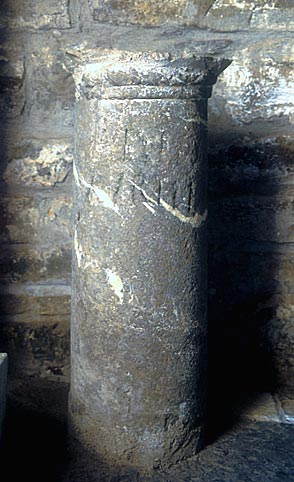 église Saint-Pierre de Sauveplantade : Fragment de colonne qui est peut-être un milliaire romain
