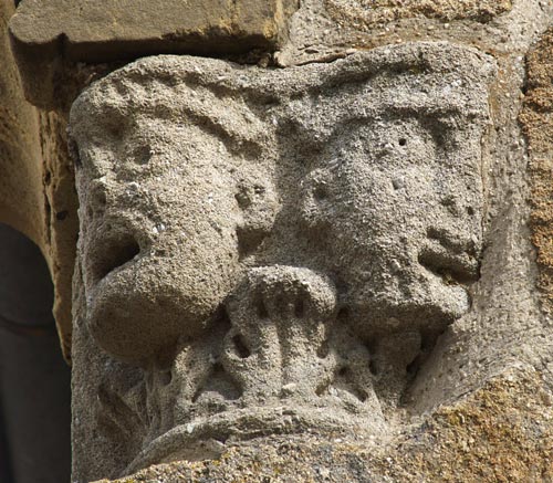 Saint-Félicien - L'église : chapiteau à l'angle de la façade