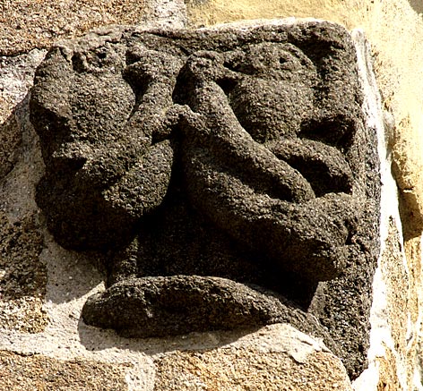 Saint-Félicien - L'église : chapiteau à l'angle de la façade